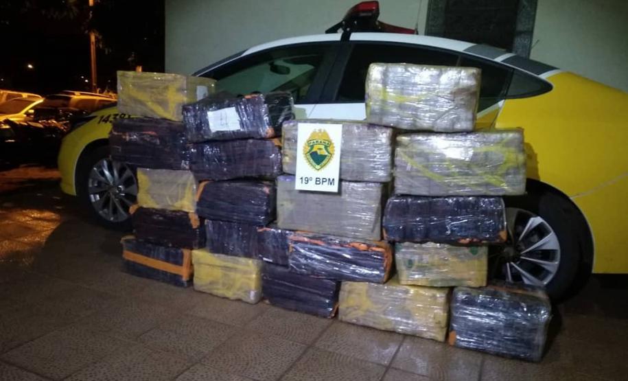 Adolescente é flagrado pela PM transportando mais de 300 quilos de maconha em Guaíra (PR)