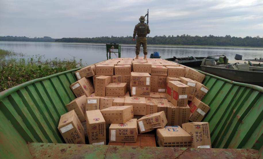Apreensão de barco e caixas de cigarros em Guaíra durante operação na fronteira causa prejuízo de R$ 1,8 milhão ao crime organizado