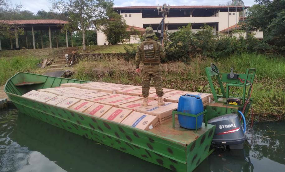 Apreensão de barco e caixas de cigarros em Guaíra durante operação na fronteira causa prejuízo de R$ 1,8 milhão ao crime organizado