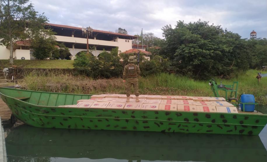Apreensão de barco e caixas de cigarros em Guaíra durante operação na fronteira causa prejuízo de R$ 1,8 milhão ao crime organizado