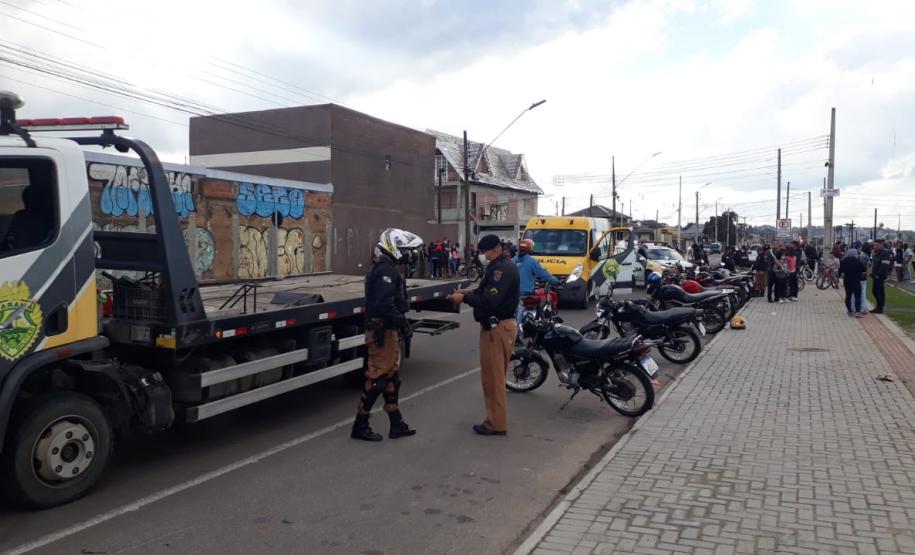 PM faz operação de trânsito e apreende 25 motocicletas no Parque Linear em Colombo (PR)