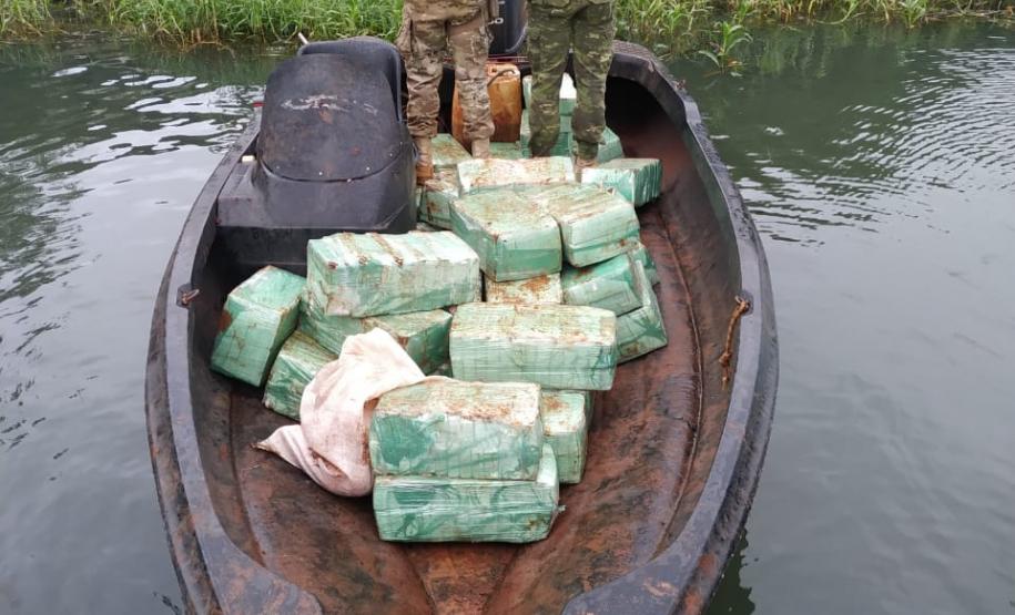 Em Pato Bragado, ação conjunta entre policiais militares e federais resulta na apreensão de 740 kg de maconha em porto clandestino