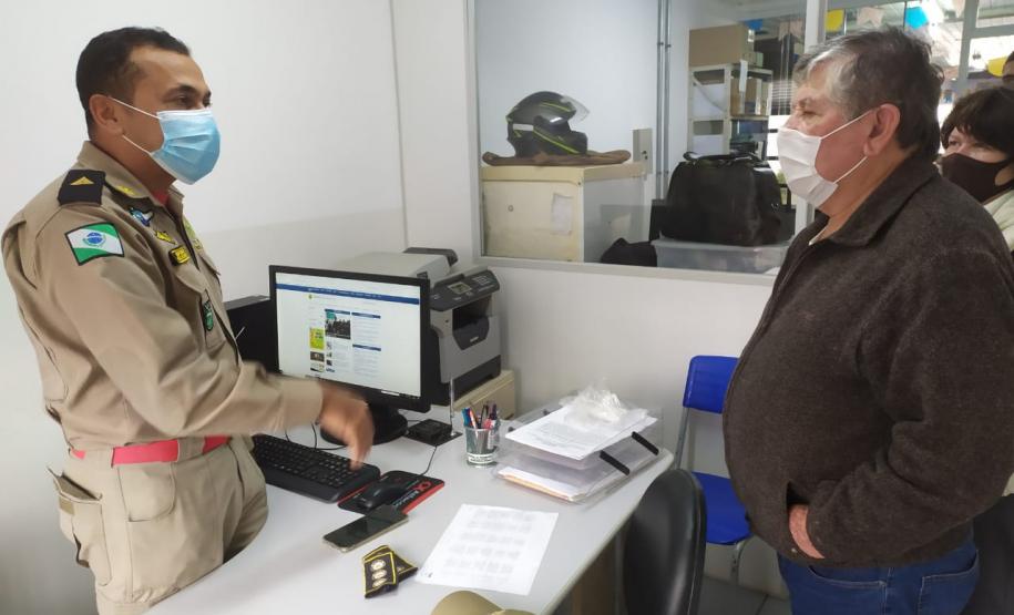 Compositor da melodia do hino da PMPR visita o 2º Colégio da Polícia Militar em Londrina, no Norte do estado