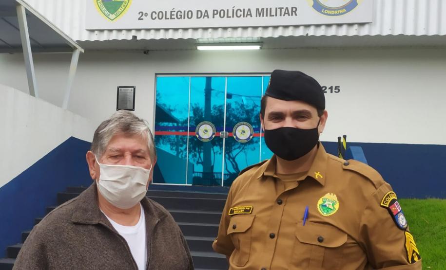 Compositor da melodia do hino da PMPR visita o 2º Colégio da Polícia Militar em Londrina, no Norte do estado