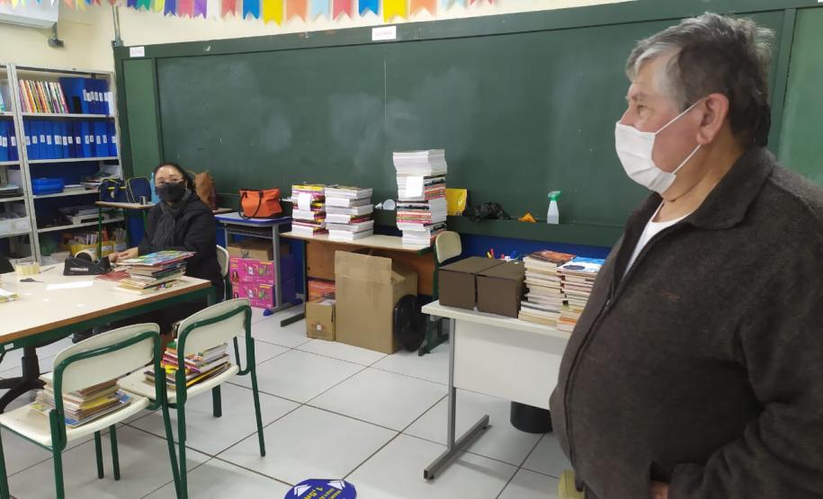 Compositor da melodia do hino da PMPR visita o 2º Colégio da Polícia Militar em Londrina, no Norte do estado