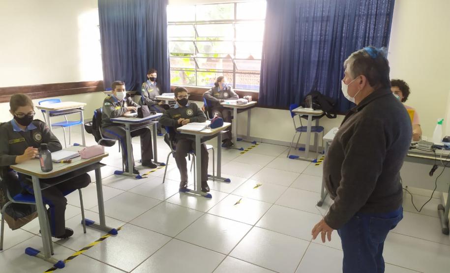 Compositor da melodia do hino da PMPR visita o 2º Colégio da Polícia Militar em Londrina, no Norte do estado