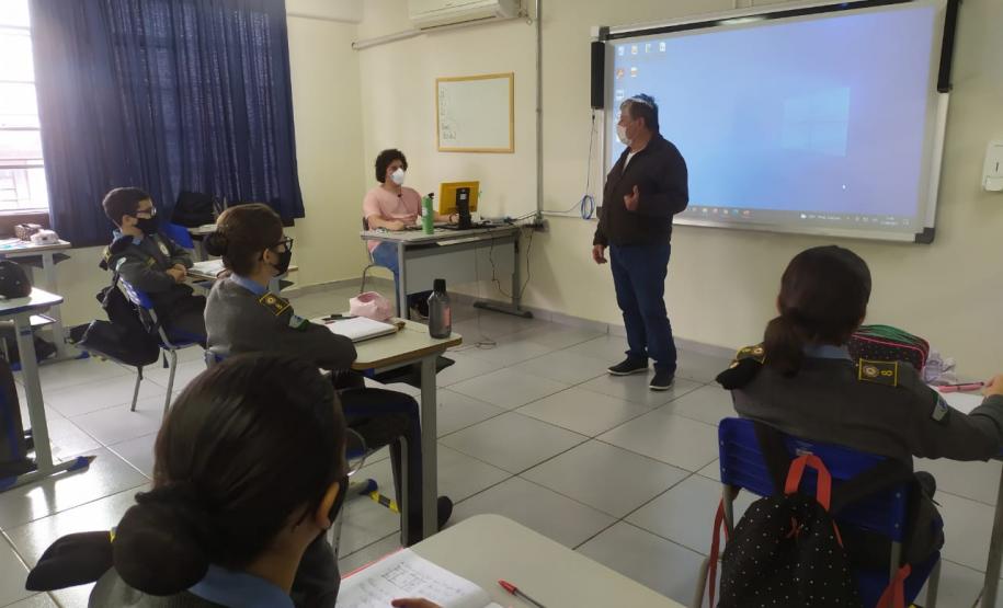 Compositor da melodia do hino da PMPR visita o 2º Colégio da Polícia Militar em Londrina, no Norte do estado