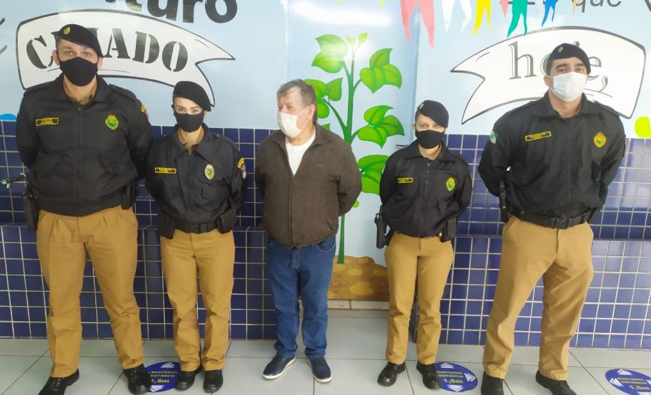 Compositor da melodia do hino da PMPR visita o 2º Colégio da Polícia Militar em Londrina, no Norte do estado