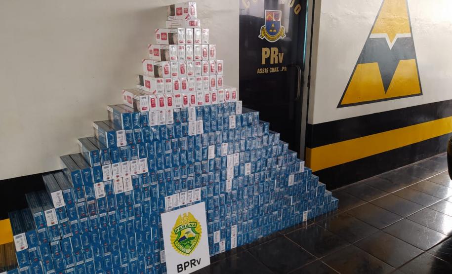 Denúncia anônima auxilia PM a apreender carro carregado com 500 pacotes de cigarros contrabandeados, em Assis Chateaubriand