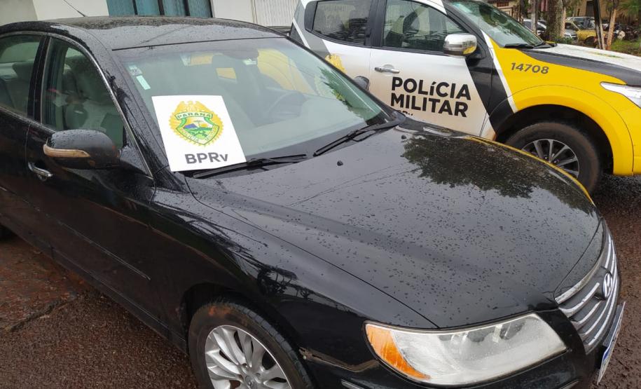 Denúncia anônima auxilia PM a apreender carro carregado com 500 pacotes de cigarros contrabandeados, em Assis Chateaubriand