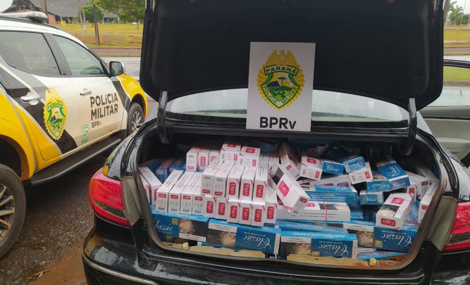 Denúncia anônima auxilia PM a apreender carro carregado com 500 pacotes de cigarros contrabandeados, em Assis Chateaubriand