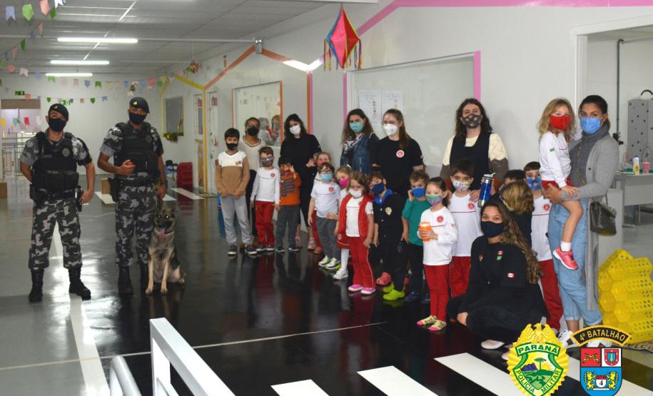 Equipe do Canil do 4º Batalhão visita alunos de escola em Maringá e apresenta o Cão de faro Arya