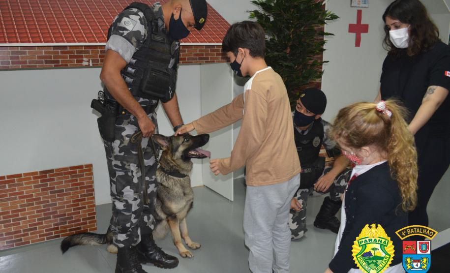 Equipe do Canil do 4º Batalhão visita alunos de escola em Maringá e apresenta o Cão de faro Arya