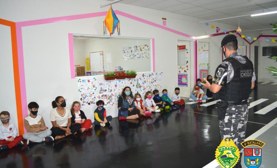 Equipe do Canil do 4º Batalhão visita alunos de escola em Maringá e apresenta o Cão de faro Arya