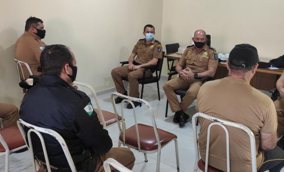 Efetivo da sede do 18º Batalhão conversa com o Comandante-Geral em Cornélio Procópio