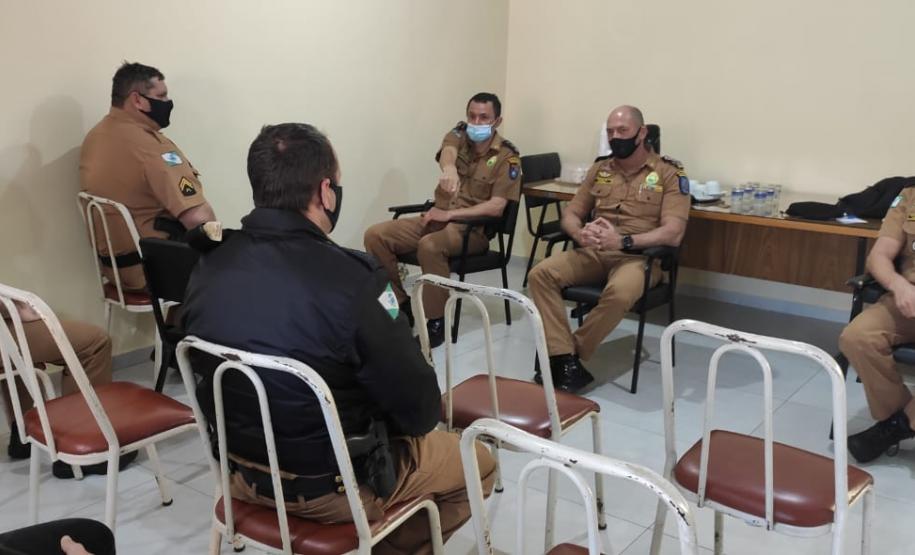 Efetivo da sede do 18º Batalhão conversa com o Comandante-Geral em Cornélio Procópio