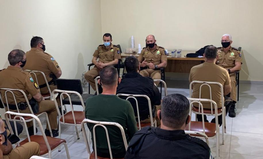 Efetivo da sede do 18º Batalhão conversa com o Comandante-Geral em Cornélio Procópio