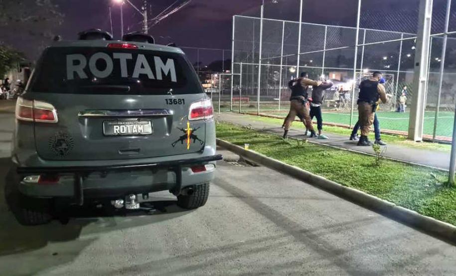 Operação da PM detém dez pessoas e apreende arma e drogas em Curitiba e região