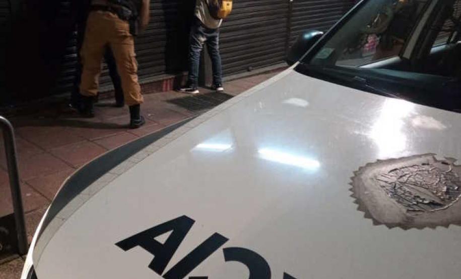 Operação da PM detém dez pessoas e apreende arma e drogas em Curitiba e região