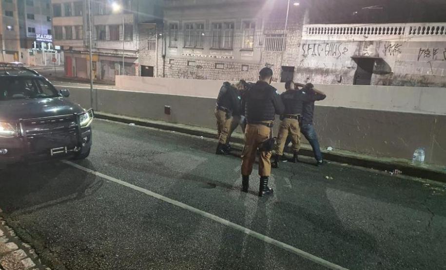 Operação da PM detém dez pessoas e apreende arma e drogas em Curitiba e região