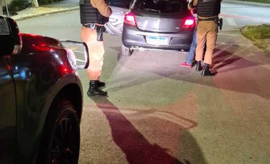 Operação da PM detém dez pessoas e apreende arma e drogas em Curitiba e região