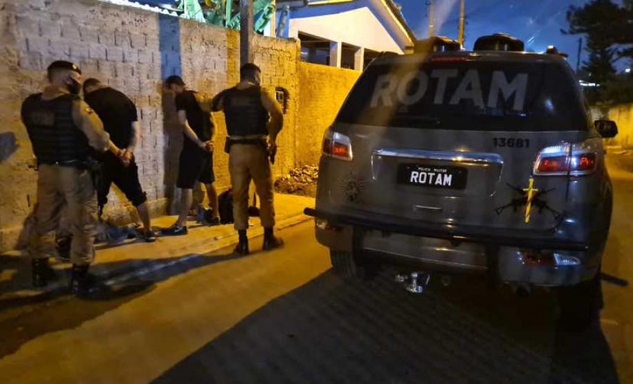 Operação da PM detém dez pessoas e apreende arma e drogas em Curitiba e região
