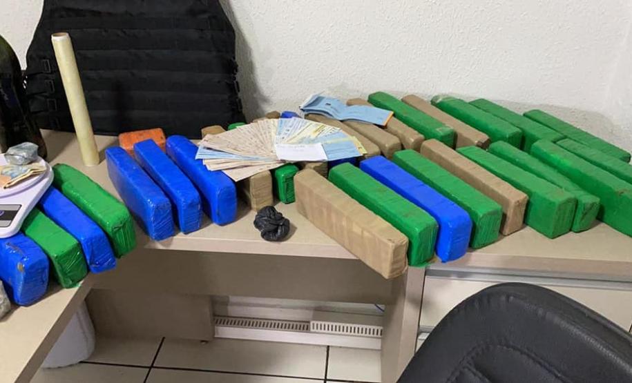 PM prende dois homens, apreende 19 quilos de maconha e uma pistola em uma ação conjunta com a Polícia Civil no Noroeste do estado