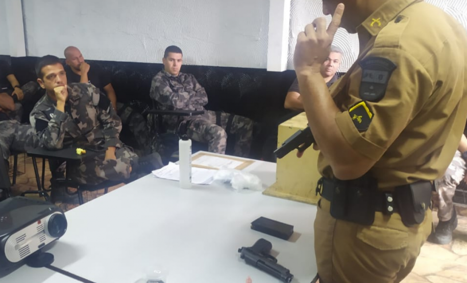 Policiais militares do Canil do BPRv ministram instrução durante curso para policiais do Rio de Janeiro