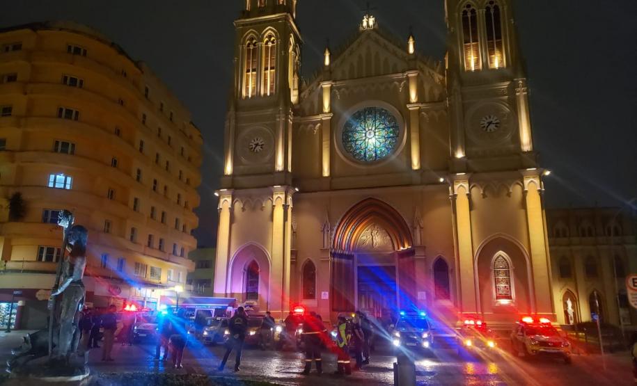 Fiscalização fecha estabelecimentos e apreende contrabando e drogas em Curitiba