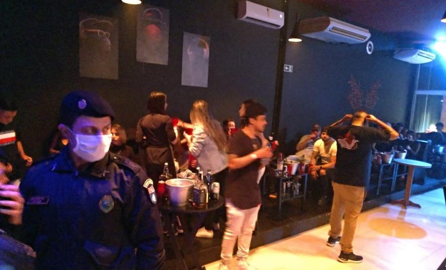 Fiscalização fecha estabelecimentos e apreende contrabando e drogas em Curitiba