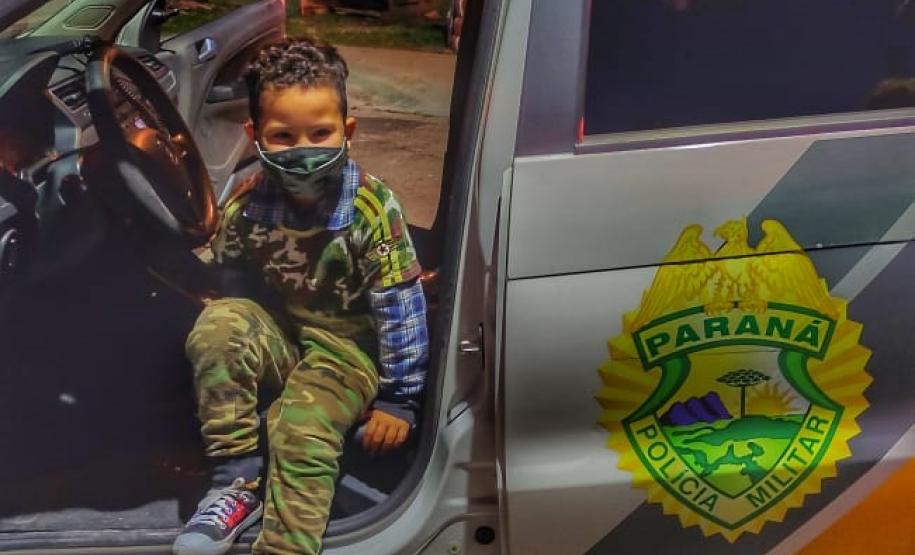 Policiais de Pinhais fazem surpresa para fã da PM no seu aniversário