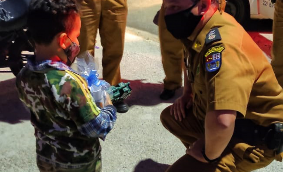 Policiais de Pinhais fazem surpresa para fã da PM no seu aniversário