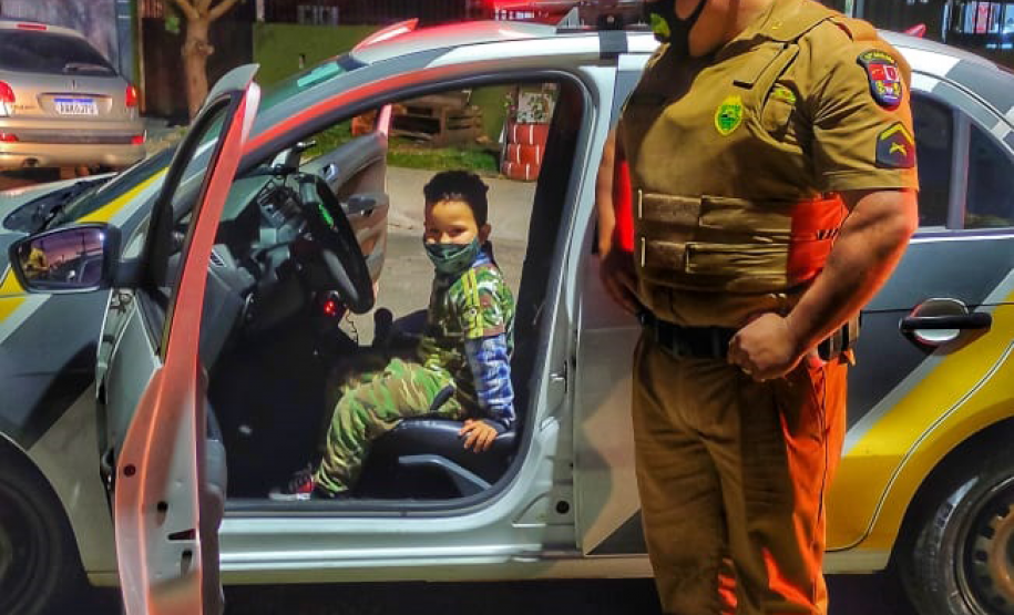 Policiais de Pinhais fazem surpresa para fã da PM no seu aniversário