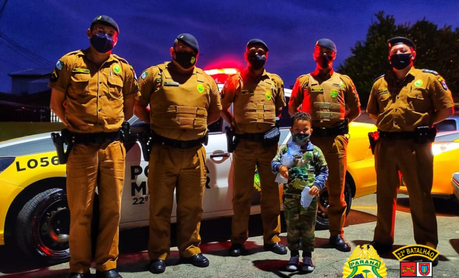 Policiais de Pinhais fazem surpresa para fã da PM no seu aniversário