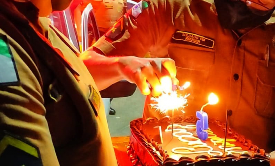 Policiais de Pinhais fazem surpresa para fã da PM no seu aniversário