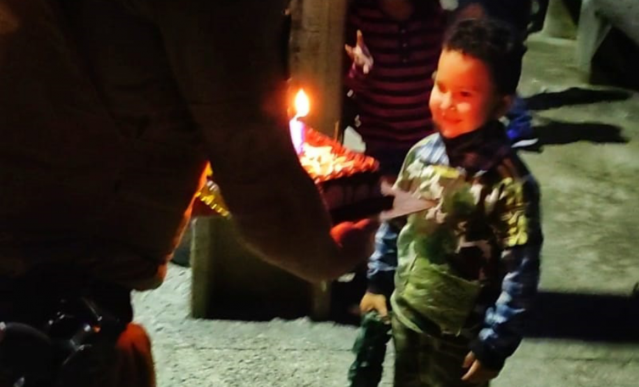 Policiais de Pinhais fazem surpresa para fã da PM no seu aniversário
