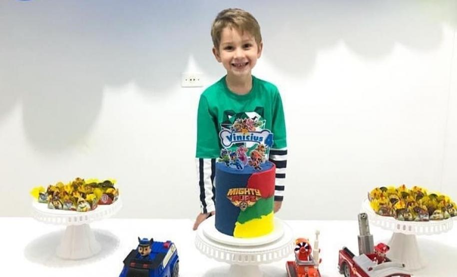 Policiais militares do BPTran visitam fã da PM no dia do seu aniversário em Curitiba