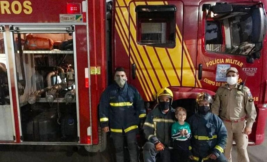 Policiais militares do BPTran visitam fã da PM no dia do seu aniversário em Curitiba