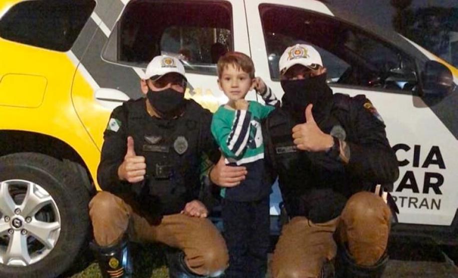 Policiais militares do BPTran visitam fã da PM no dia do seu aniversário em Curitiba