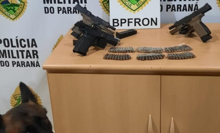 Pistolas de uso restrito são apreendidas pelo BPFron em Cascavel (PR)