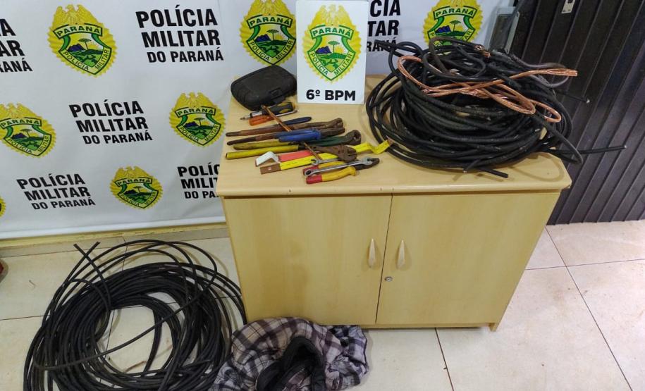 Em Cascavel, PM recupera fios de cobre e localiza espingarda escondida em matagal