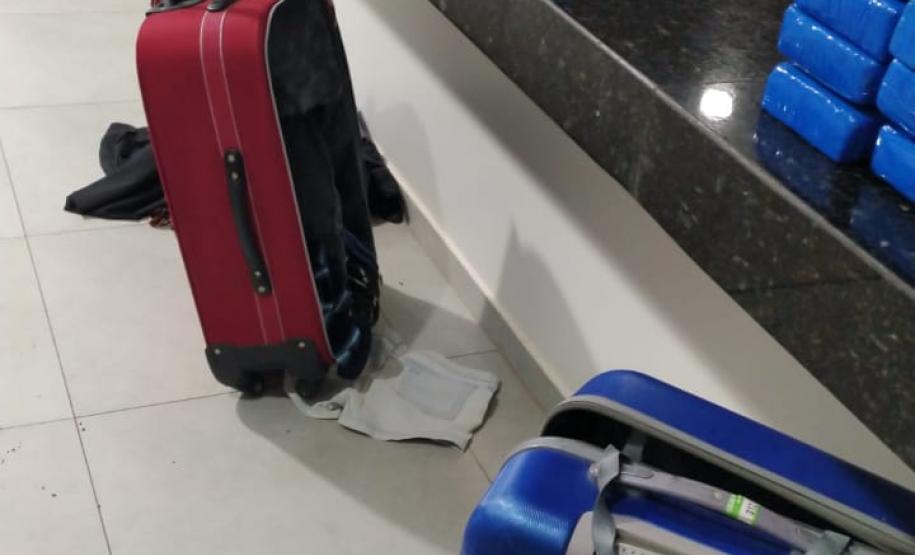 Quase 100 quilos de maconha são apreendidos em ônibus de viagem e três pessoas são detidas em Cafezal do Sul