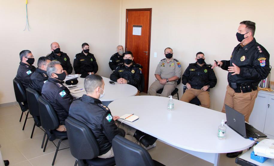 Oficiais da PM e do Corpo de Bombeiros se reúnem com o Comandante-Geral em Paranaguá
