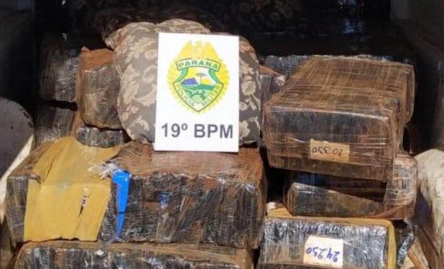 No Oeste do estado, PM apreende carro carregado com 447 quilos de maconha