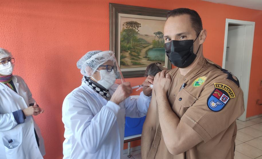 Policiais militares do BPTran recebem vacina contra H1N1 em Curitiba