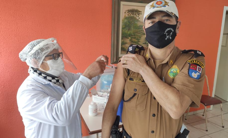 Policiais militares do BPTran recebem vacina contra H1N1 em Curitiba