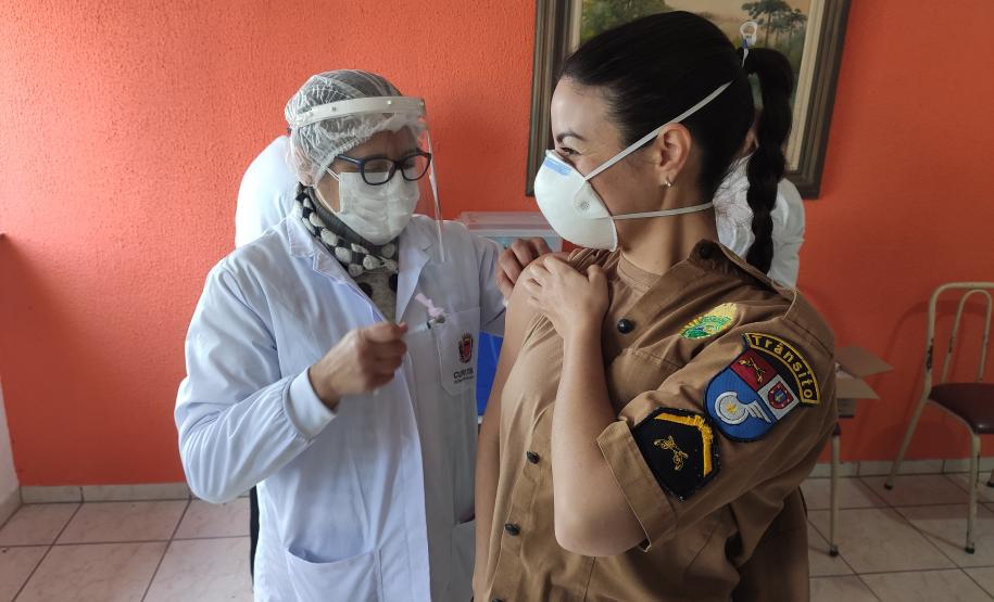 Policiais militares do BPTran recebem vacina contra H1N1 em Curitiba