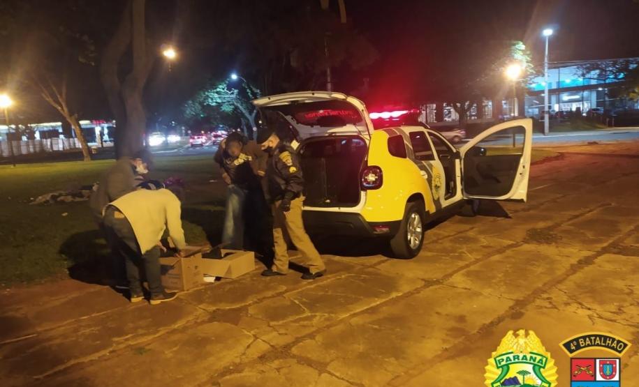 Policiais militares do 4º Batalhão da PM doam roupas para pessoas em situação de rua e visitam crianças no Noroeste do estado