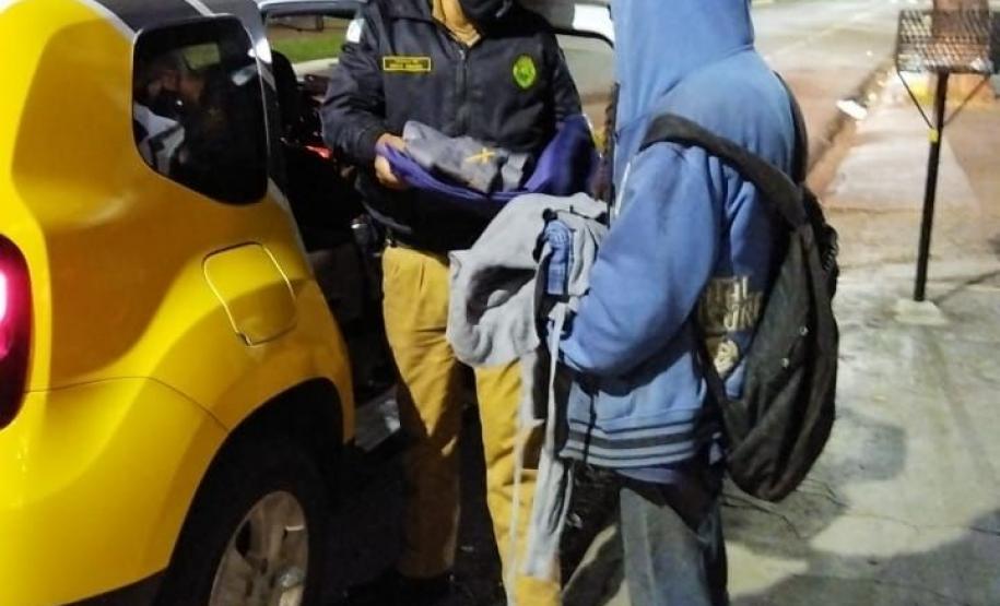 Policiais militares do 4º Batalhão da PM doam roupas para pessoas em situação de rua e visitam crianças no Noroeste do estado