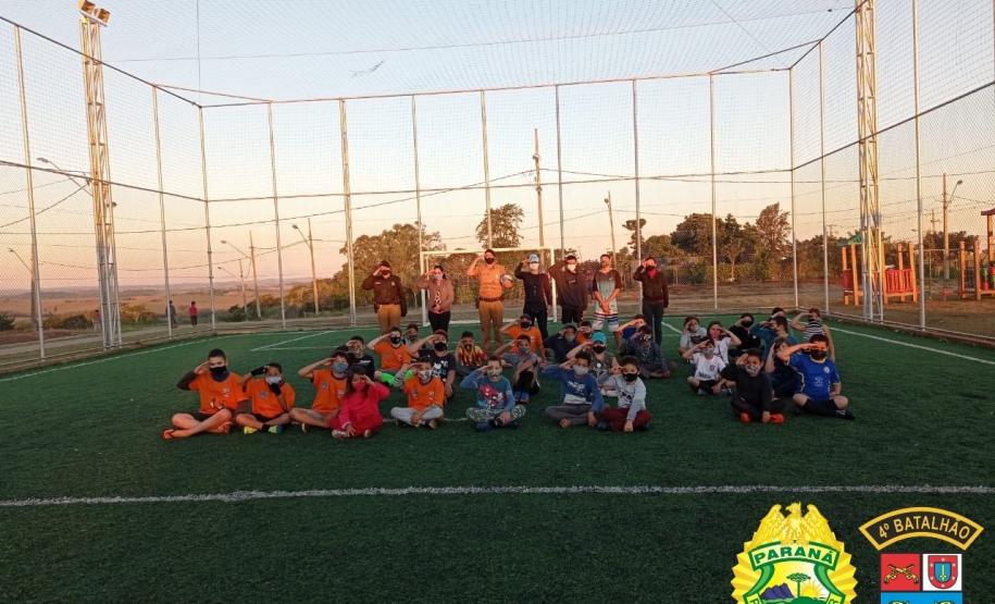 Policiais militares do 4º Batalhão da PM doam roupas para pessoas em situação de rua e visitam crianças no Noroeste do estado